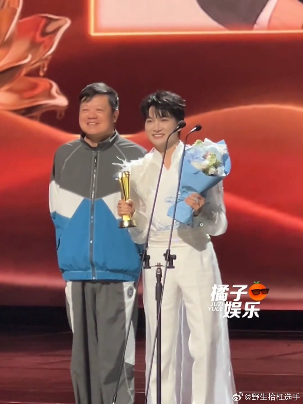 周深鞠躬送马东下台周深在阅文盛典上弯腰鞠躬送马东下台，细节里全是温柔与礼貌，教养