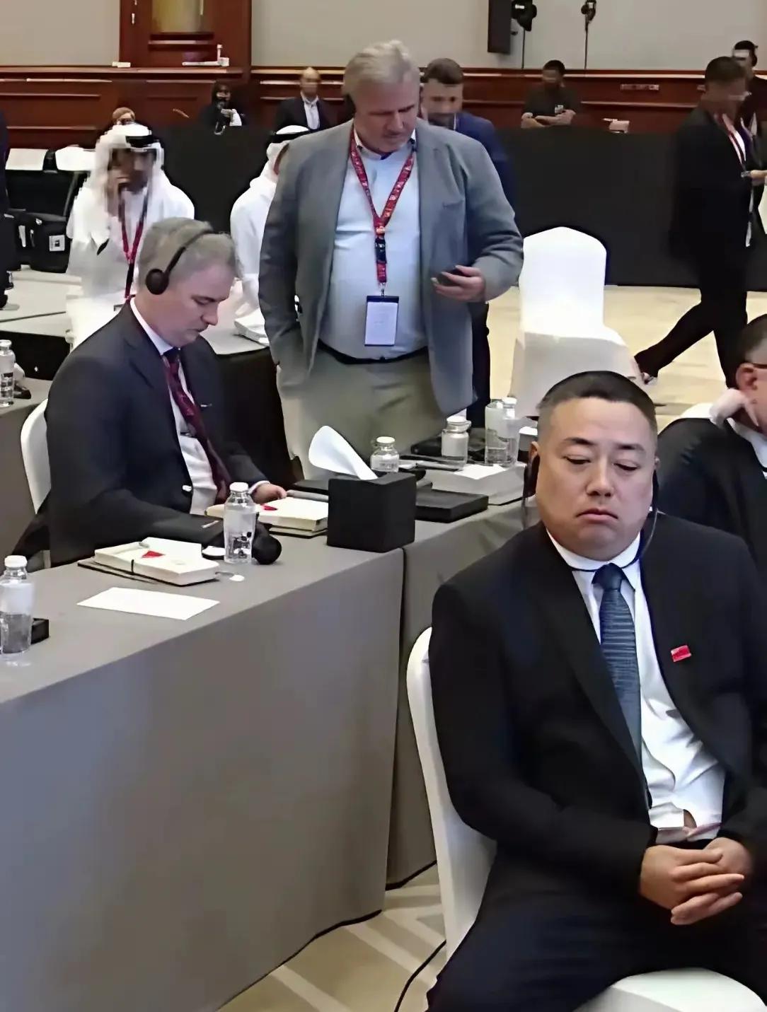 刘国梁真不想陪这帮人玩了。他失去了表情管理，估计心里在想：过家家似的。没有一个懂