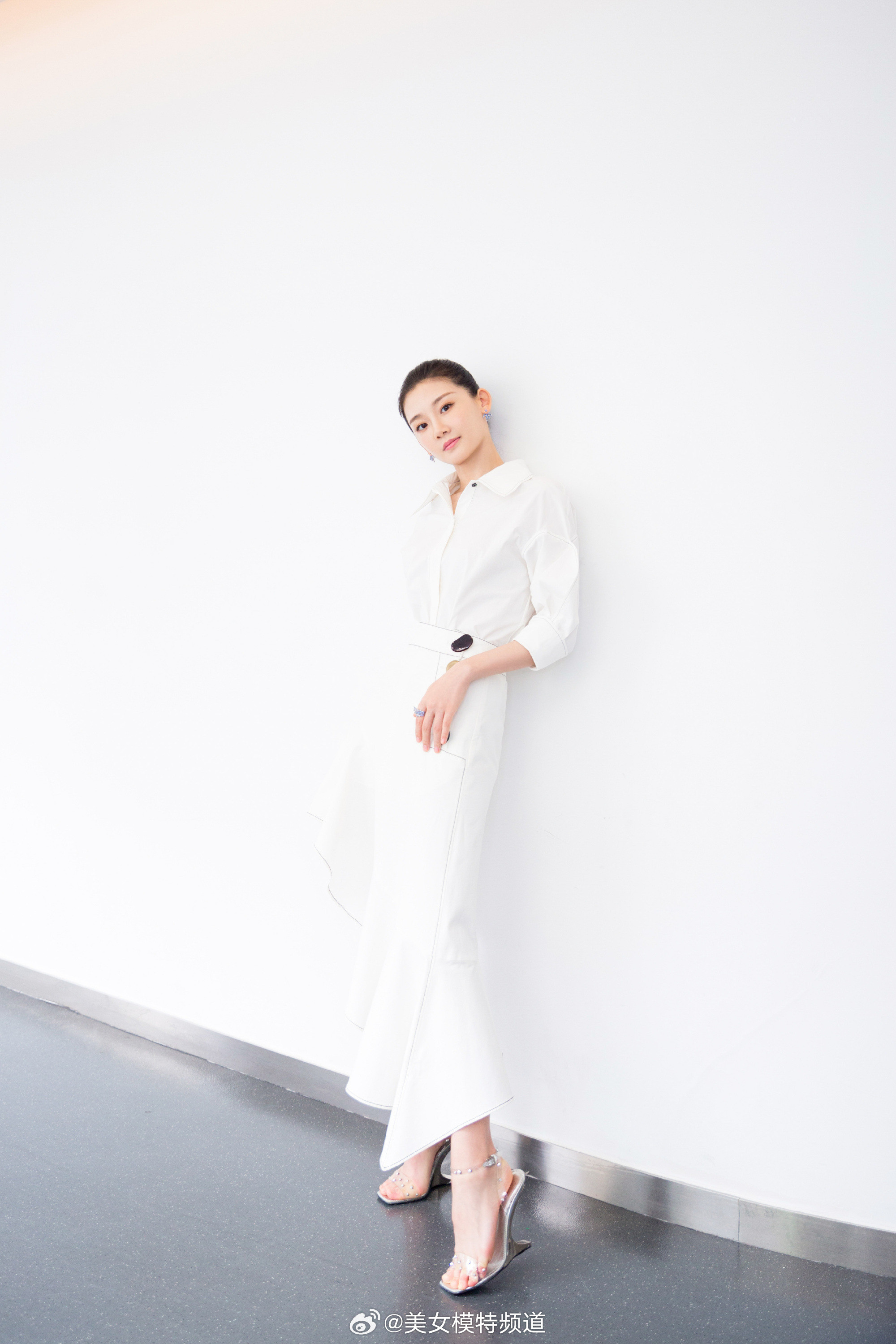 苗苗白色长裙柔美迷人