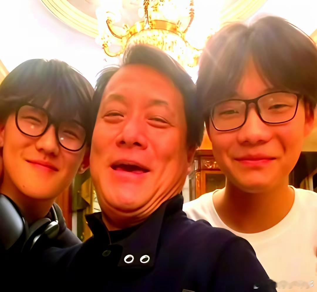 郭靖宇这俩儿子，直接跳过了新手村。看看这配置。老爸郭靖宇，手里的公司年产三四部剧