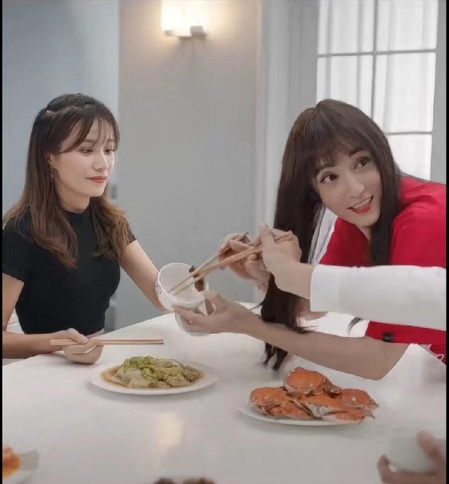 薛之谦给女朋友闺蜜夹菜这段，我要笑晕了尤其是女朋友也是薛之谦演的[笑着哭]