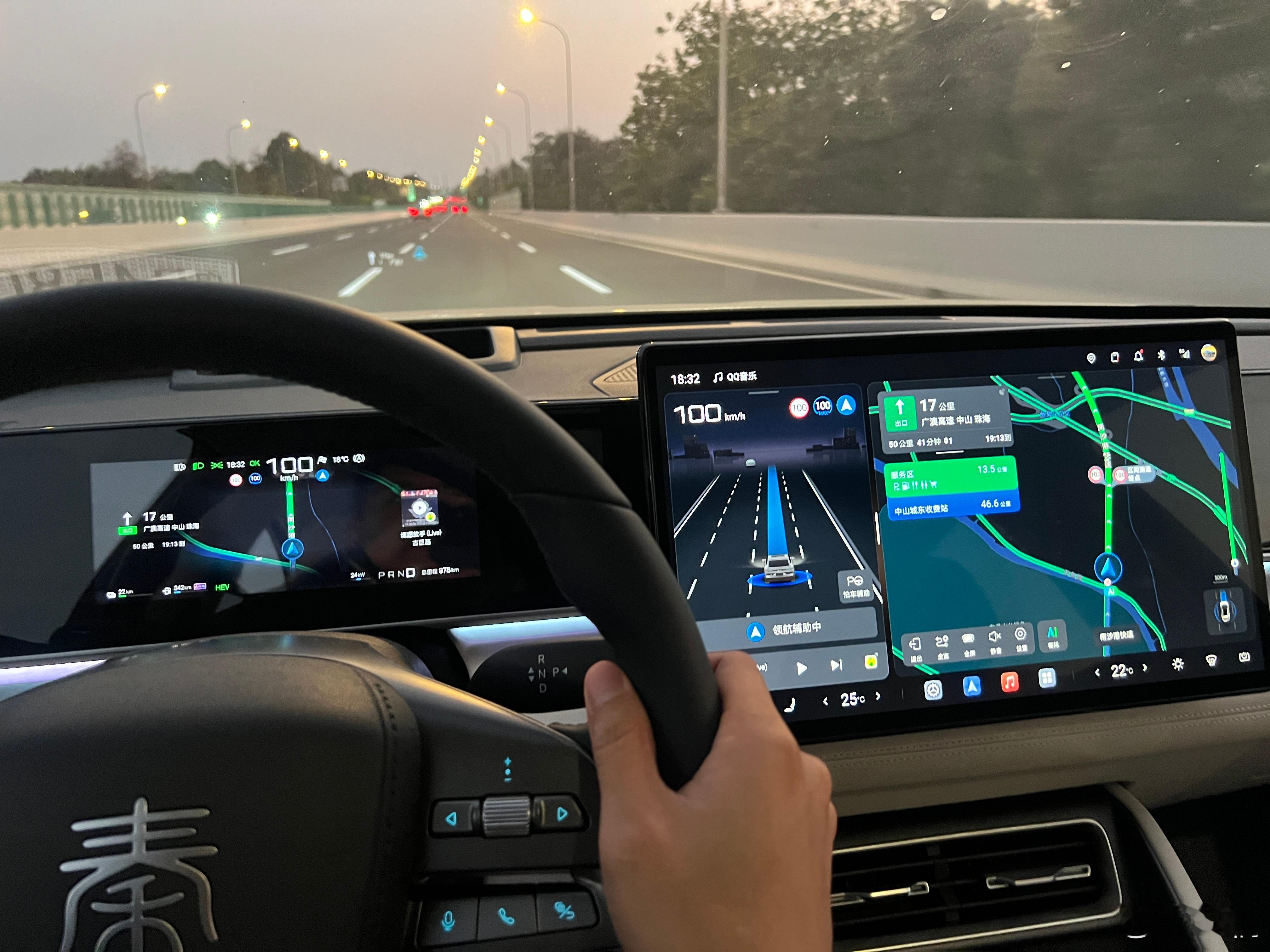 今天开着这台26款秦L大电池版跑了200多公里大概一半纯电一半混动高速基本开着领