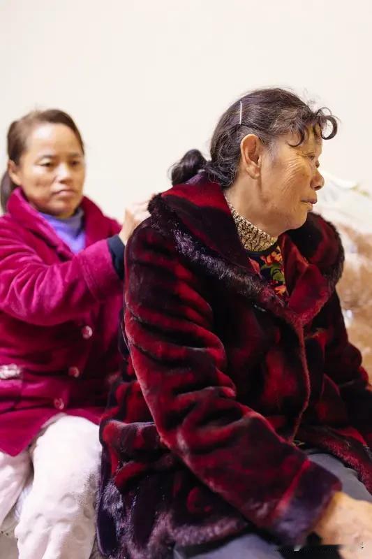 儿媳和女儿角色不同，真不能用同样标准要求。就像邻居张婶，她总希望儿媳像女儿一样