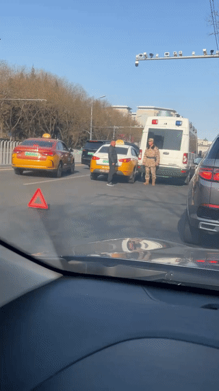 出租车司机在公路上与一辆军车发生了剐蹭事故。军车上下来一个兵哥哥，他可能是第一