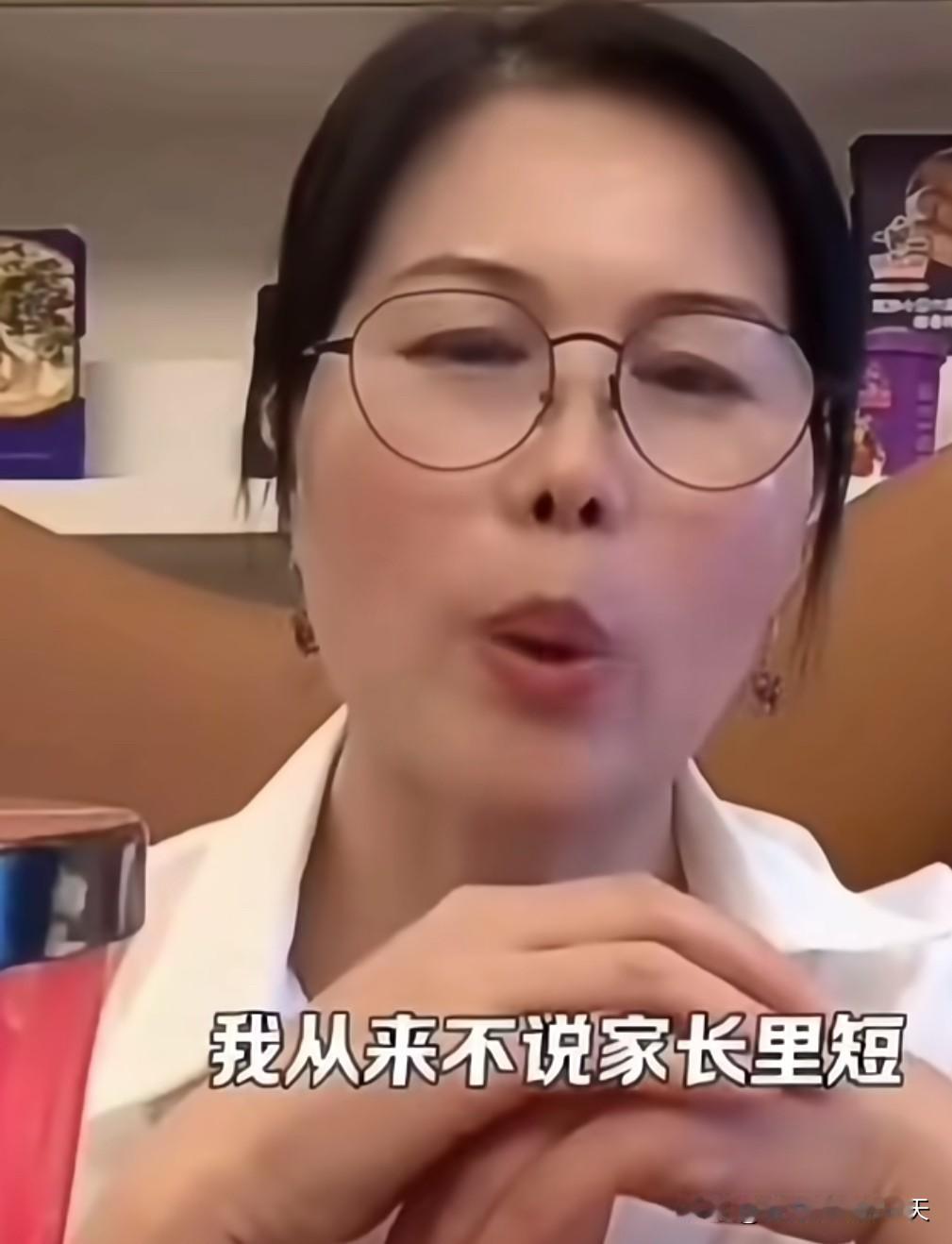 小杨阿姨今天开播了，她说：等孩子暑假过完，等他们开学了，我就回老家！这话一说，