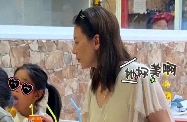 高圆圆带女儿西班牙吃麻辣烫被偶遇，六岁娃像爸爸，45女神不显老高圆圆素颜现身巴