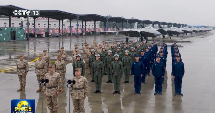 官方报道担负春节战备值班任务的空军某旅，背景中的歼-20A就有10架，对于中