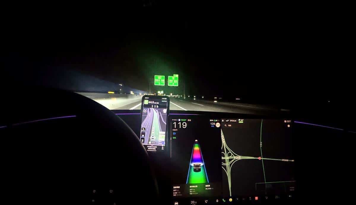 高速上最怕掉电，特斯拉却越跑越省实测120km/h巡航，百公里只掉15度