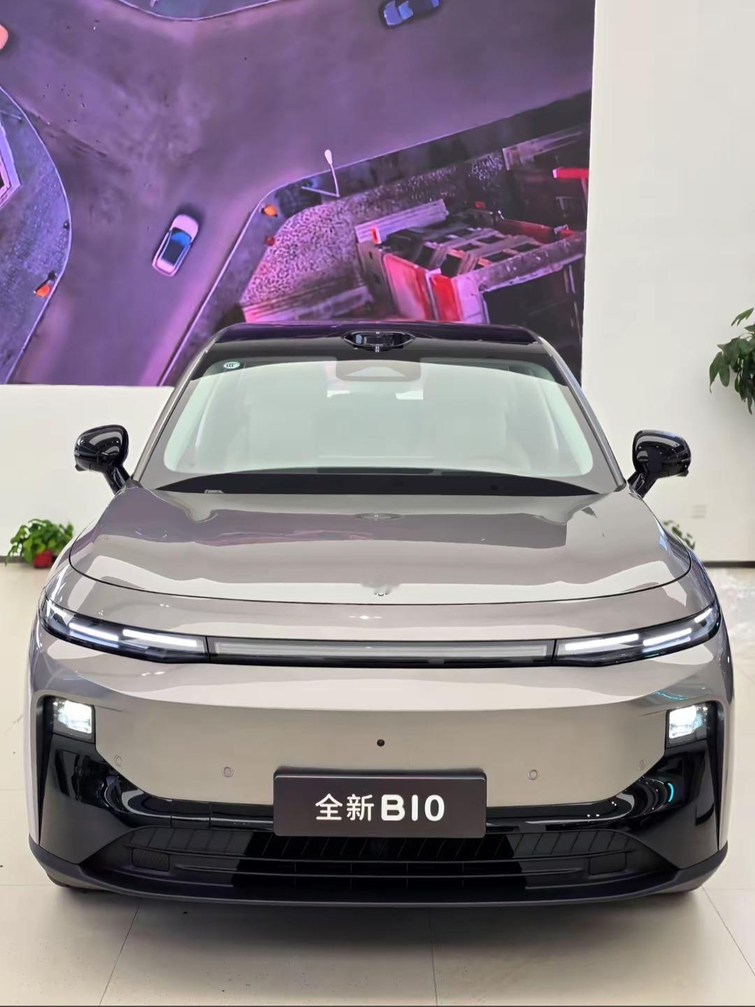 零跑B10定位小型纯电SUV，车身小巧灵活，适合女生通勤、接送孩子。而且支持快充