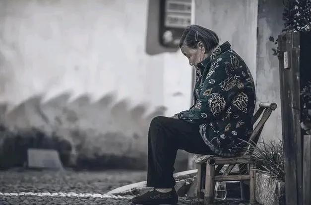 很难评呀！你说那些终身未婚、无子女，又没了父母的人，去世后他的身后事又该咋办？