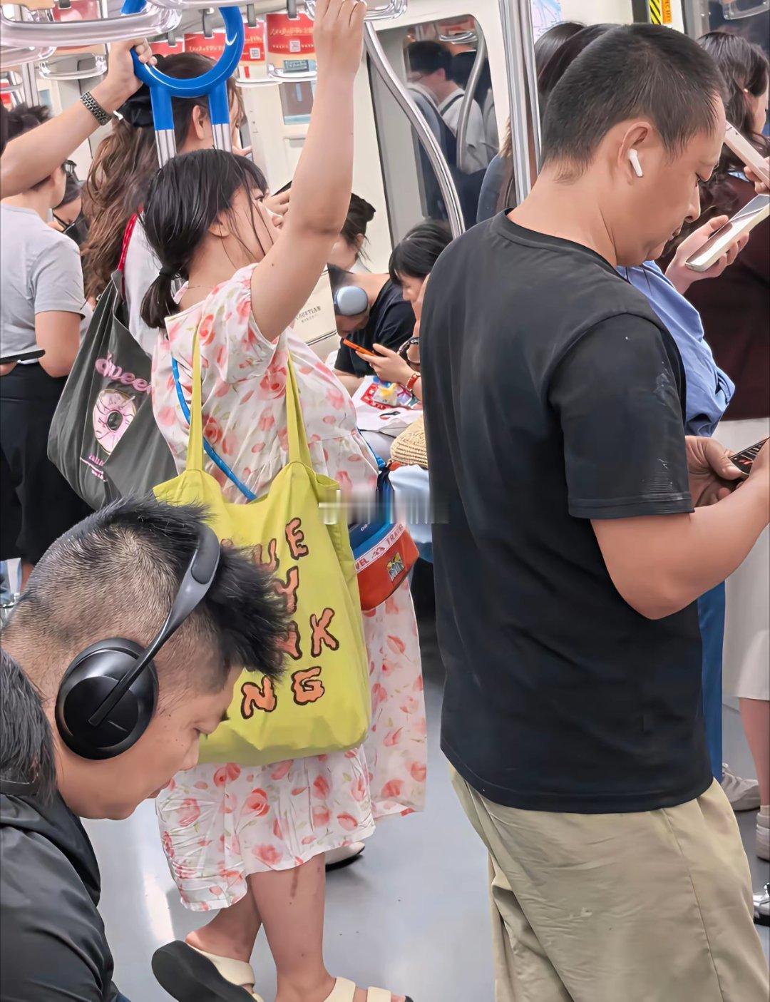 你们真的很累吗？没有一个人给孕妇让坐