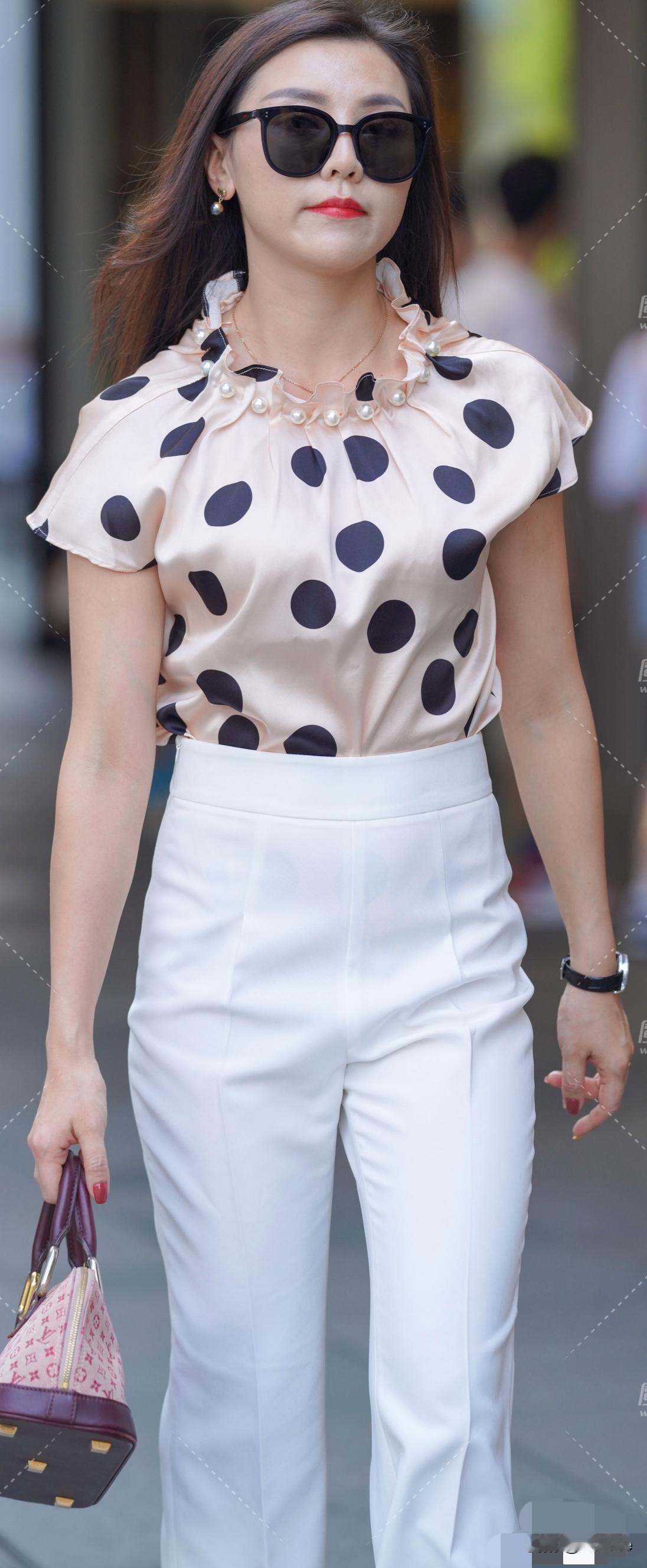 优雅气质穿搭指南：黑白波点衬衫+白色高腰裤，手提包点缀时尚感。