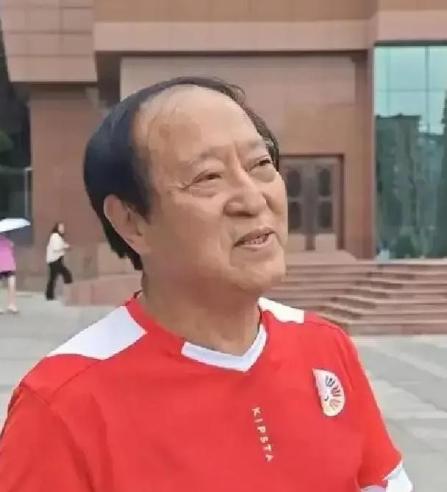 五万开场，清贫落幕，谁接住了牛群的“放下”。牛群以前多红啊，春晚常客，一场演出
