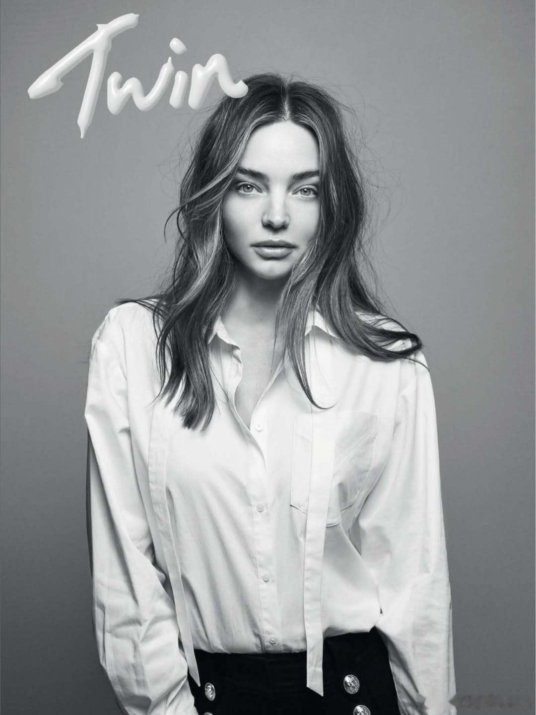 米兰达可儿登上《twin》杂志第33刊的封面，由摄影师Veronicasams