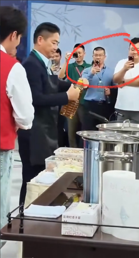 刘强东炒菜那直播你们看没？旁边人手里的手机一眼扫过去全是华为，连个小米的影都