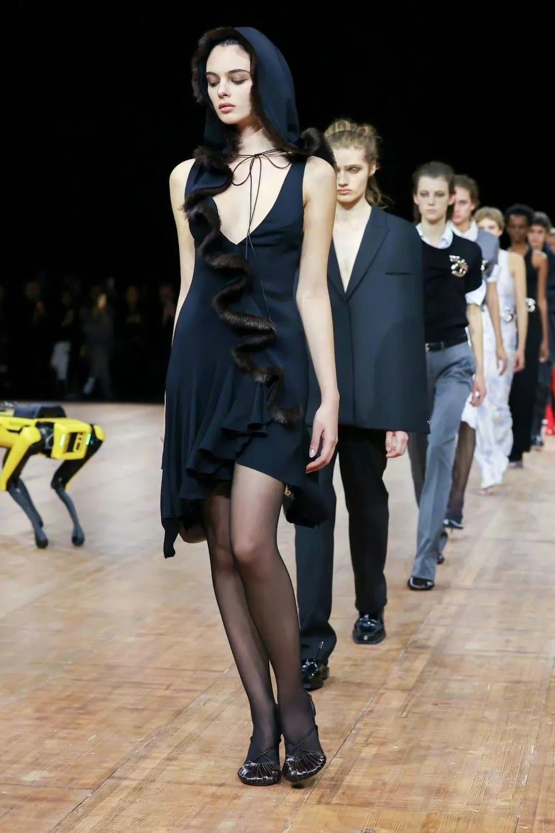 莫妮卡·贝鲁奇的女儿DevaCassel走秀，清冷孤傲冷美人即视感，继承了妈妈