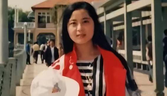 1988年，23岁女孩从浙大保送清华读研。在回青岛火车上，她爱上一个35岁的憨厚
