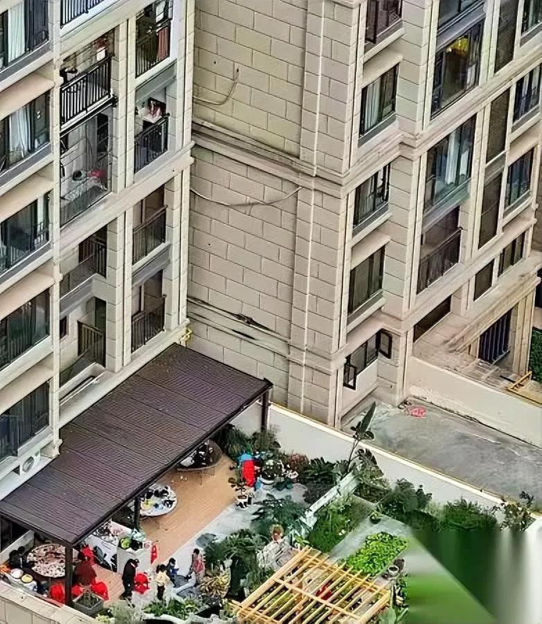 别羡慕二楼带露台的！我朋友亏了30万才懂。去年他加价15万抢的房，装修花