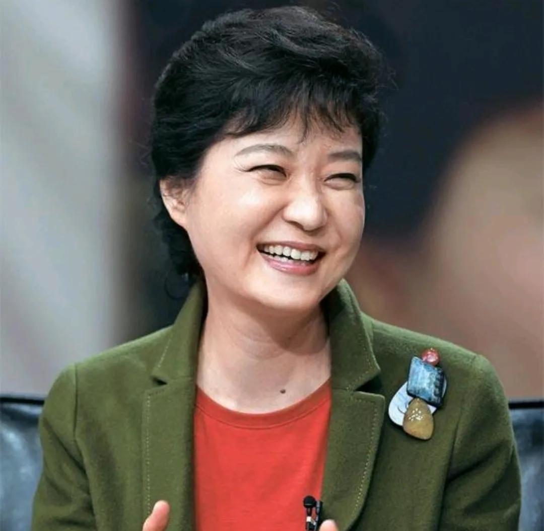 李在明当上韩国新一任总统，最高兴的是朴槿惠。毕竟朴槿惠是尹锡悦送进去的，而李在明