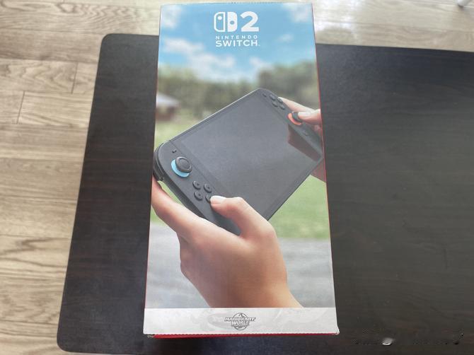 【switch2开箱来了！】外包装的整体面貌，开封者拿到的是《马车》同捆版。新的
