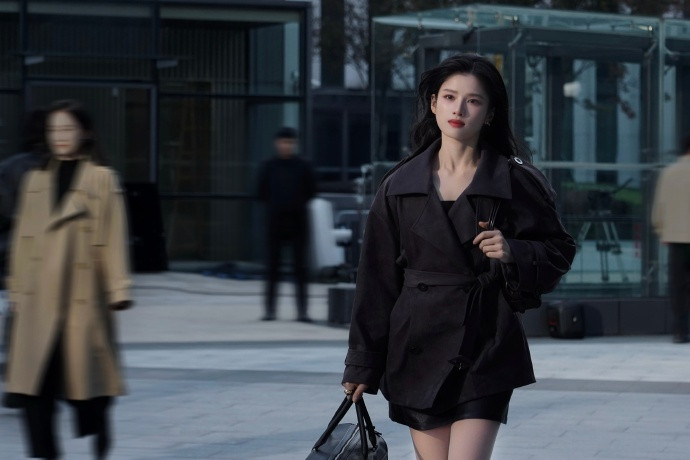 张婧仪兰蔻短片花絮图，好像电影大片的一幕幕，而且是美到随便一截都是神图的那种