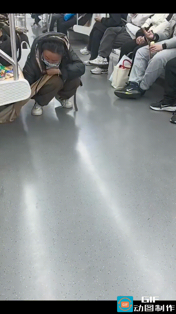 地铁里大姐不慎将奶茶泼翻，为了不影响他人，大姐先是用纸巾擦拭，但自带的纸巾用完了
