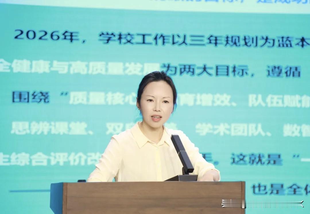 胥艳｜绵阳市富乐实验中学新任党委书记基本信息女，中共党员，中学高级教师，