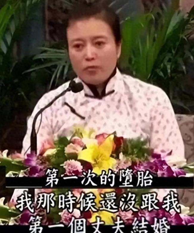 年轻时放纵情欲，如今苦果自吞——国家一级演员、六度封后，却在千人大礼堂当众跪地掌