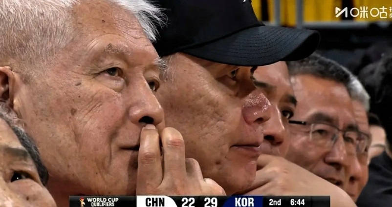 郭士强的恩师蒋兴权场边观赛，陷入沉思，百思不得其解，世预赛打韩国为啥没有辽宁队球