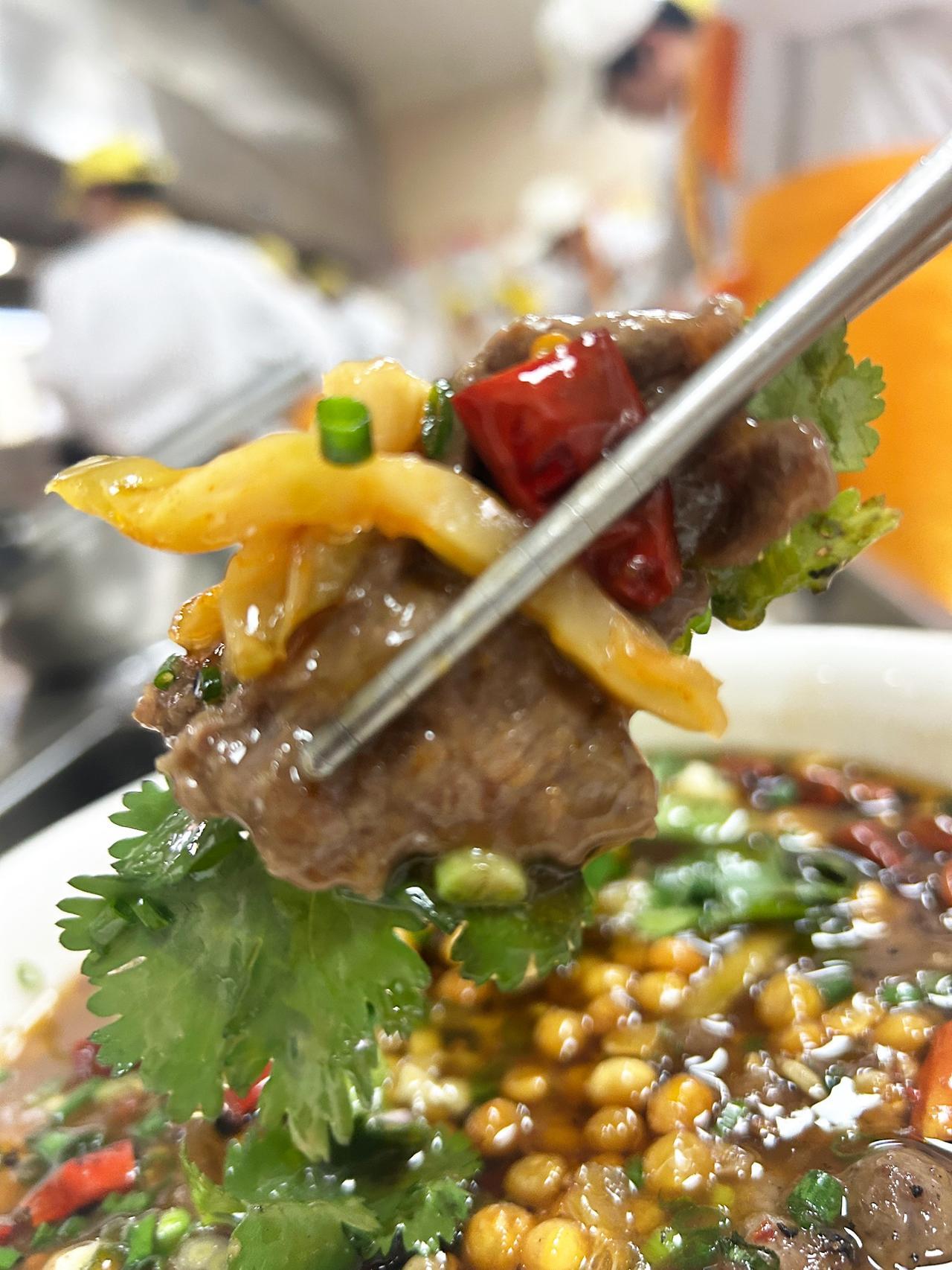 这碗牛肉面看起来真够辣的！