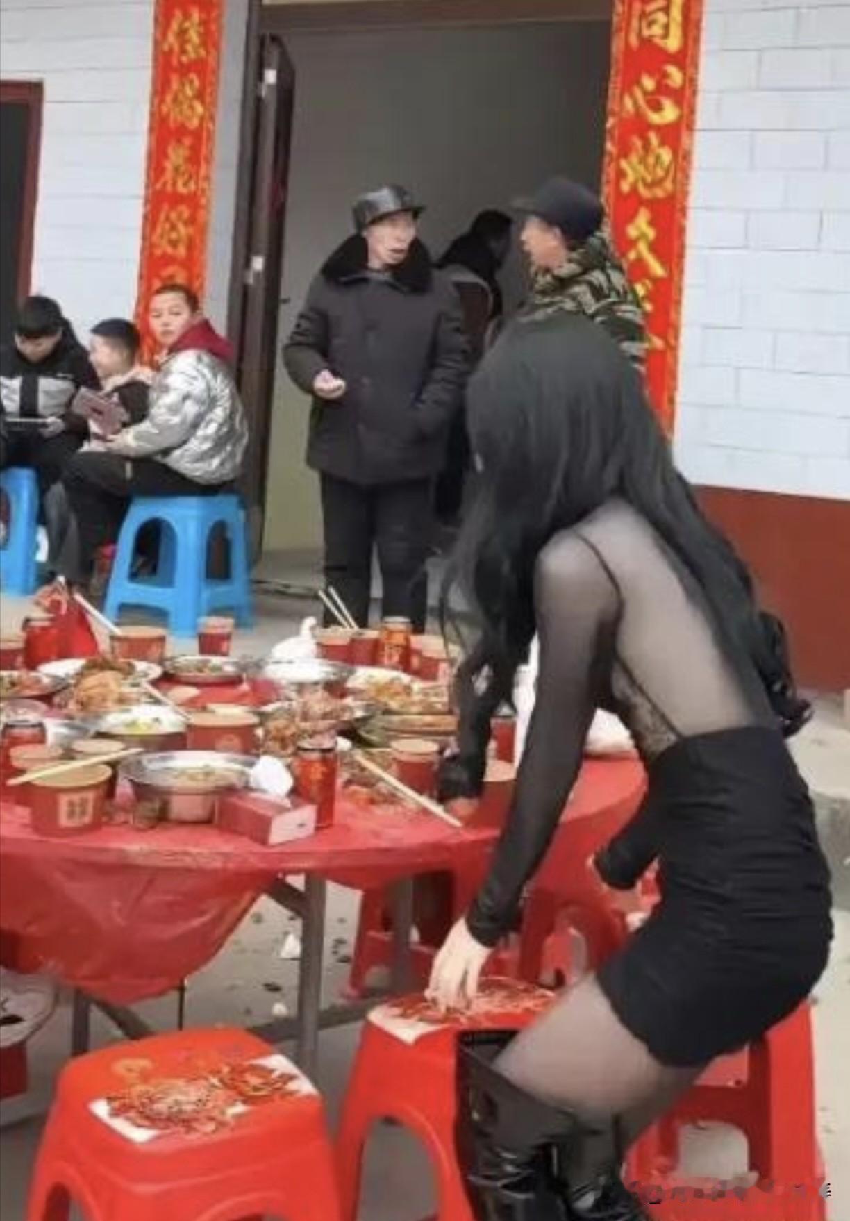 婚礼上见到一位女子这样穿搭，她想表达什么？