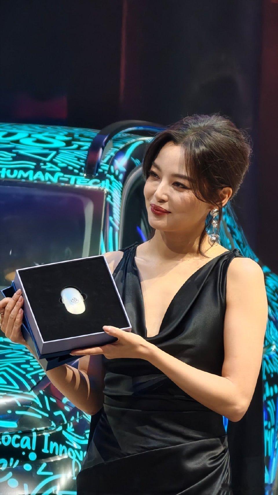 辛芷蕾大众汽车焕新代言人每当看到我蕾姐端庄得体的样子时，总感觉下一秒嘴里会吐出两