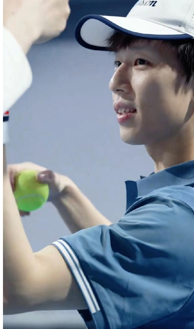 网球王子照进现实！林高远这组网球造型也太帅了吧✨白帽蓝衫，手持网球与球拍，