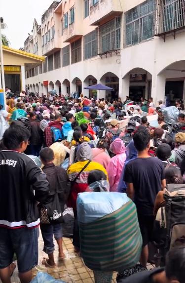 缅甸民众也是真的能吃苦，这些中缅边境区域的缅甸边民，每天排队进入瑞丽市，然后不断