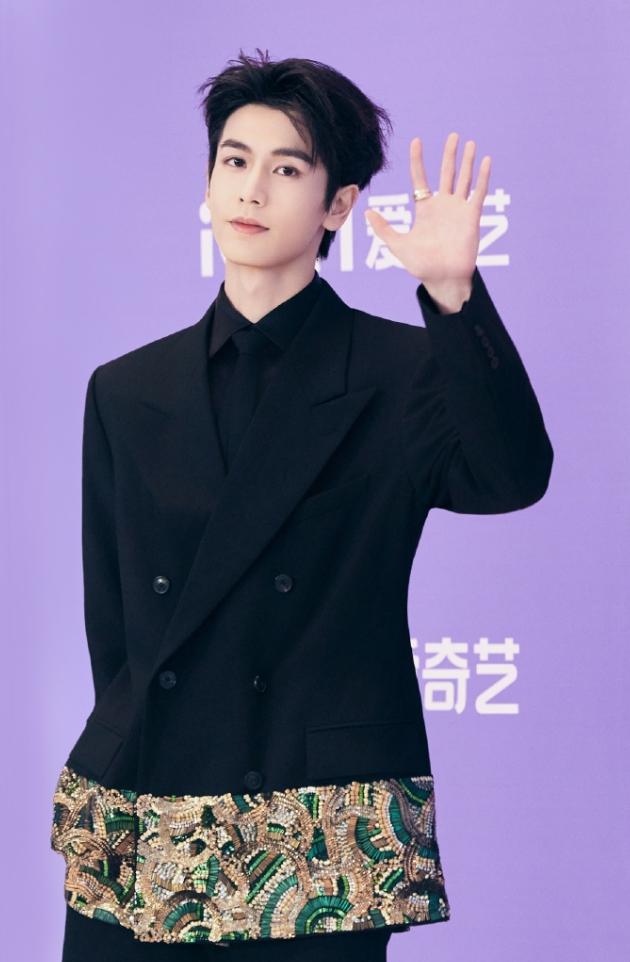 张凌赫咖位上来后有点尴尬！尖叫之夜他坐在了主桌，看得出来爱奇艺对她的重视，他连