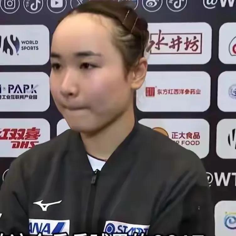 面对记者的提问，伊藤美诚被问及心中最强大的乒乓球选手是谁。她回忆道，在童年小学时