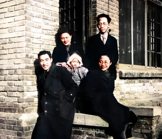 1950年，潜伏在台湾的女地下党，面对敌人的抓捕，她只是走向阳台取下旗袍，而这身