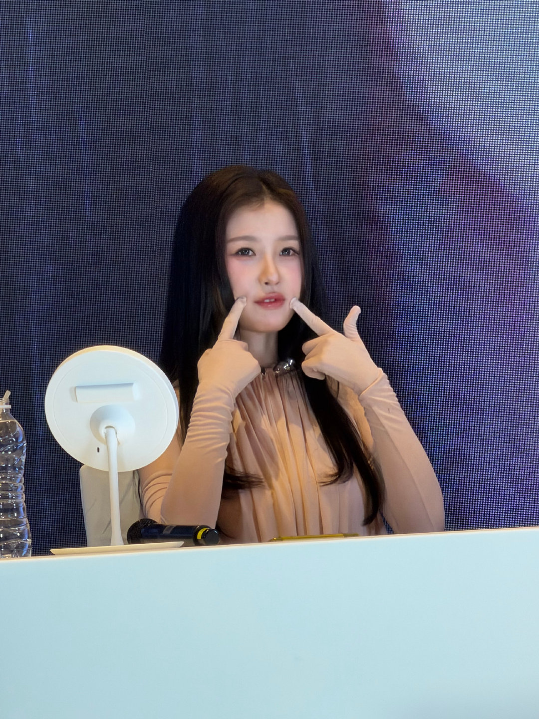 虞书欣签售会现场双向奔赴很戳人，全城应援的排面也够震撼，但也看到有争议说同一专辑