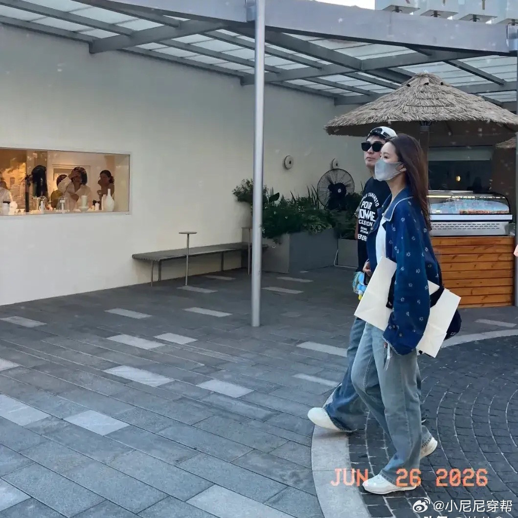 陈赫张子萱带两个女儿阿那亚度假被偶遇，二人手牵手很甜蜜！