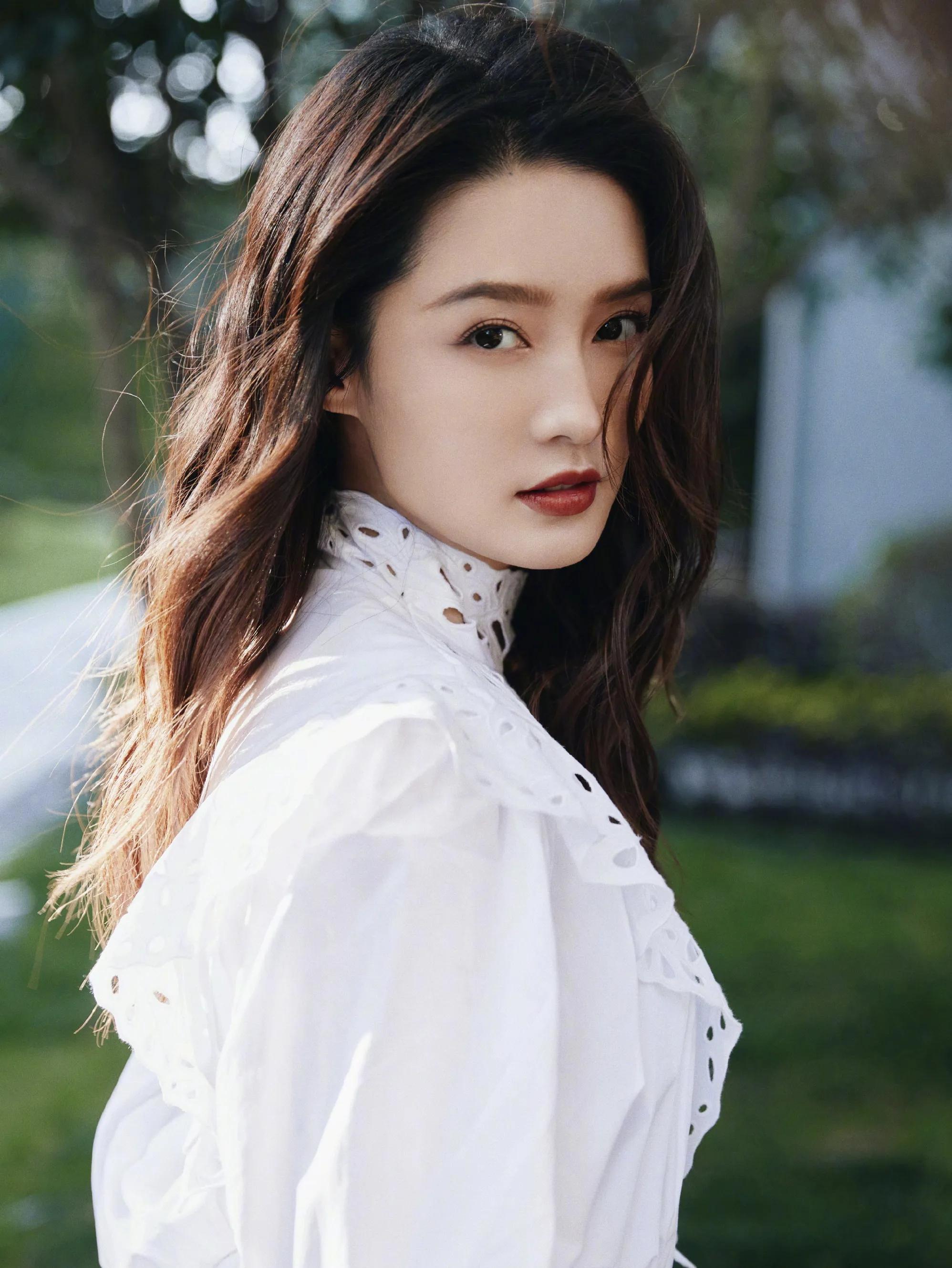 老婆：“老公，我最近又胖了，你会不会嫌弃我？”老公一把搂住老婆：“嫌弃？我怎