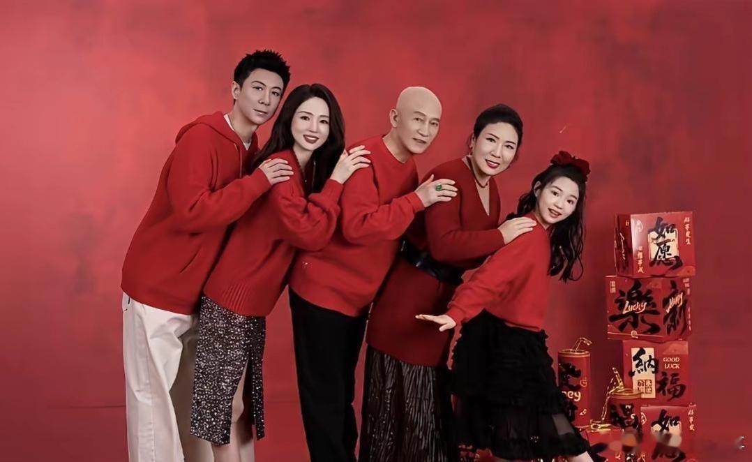 董璇‎妈妈晒出全﻿‎﻿家福，这一‎‏家子‏颜值⁠是真能打。姥姥说话‎直爽‏‏还带
