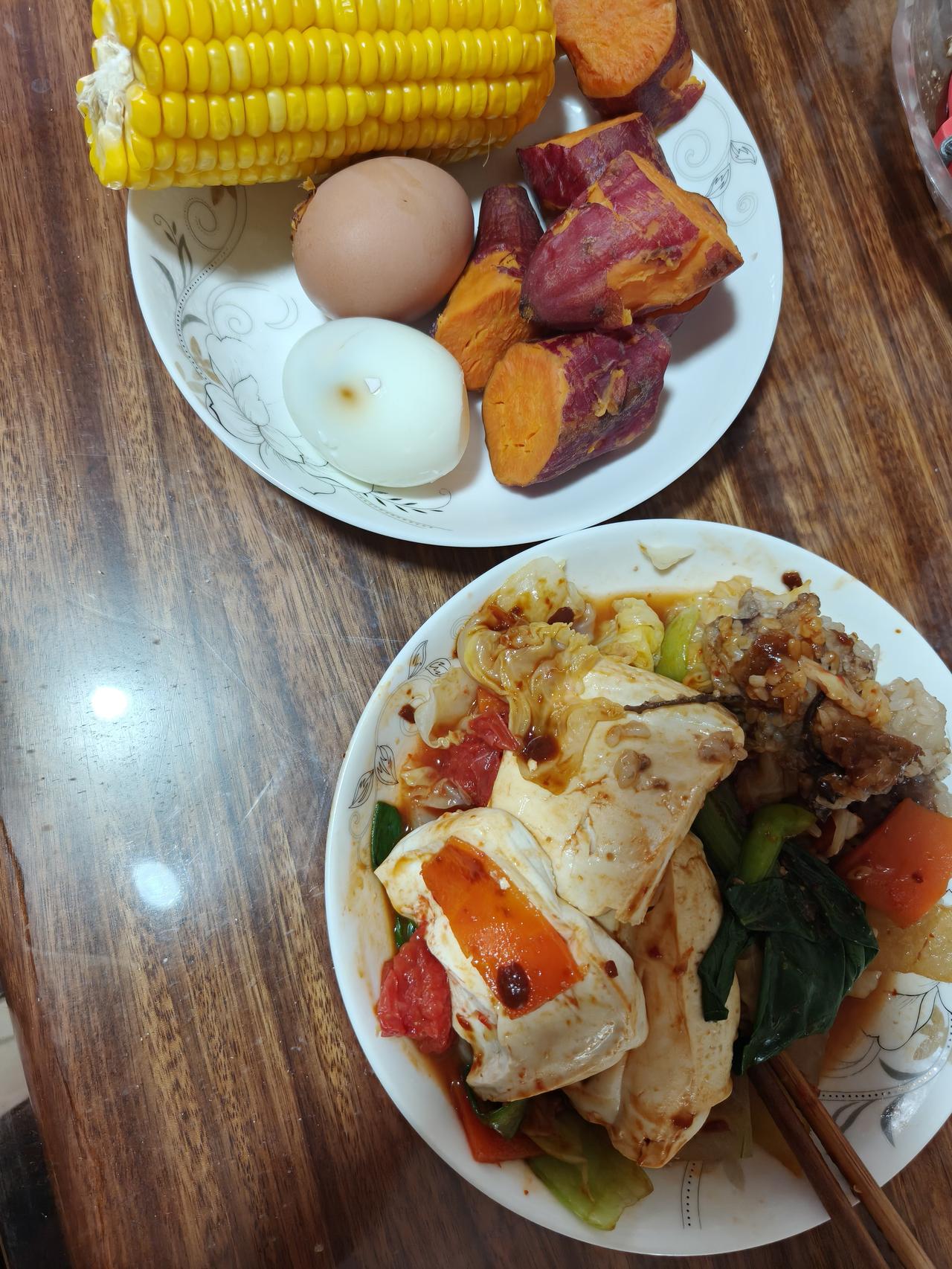 在小区碰到朋友，她跟我说正在给患糖尿病的公公做蜜枣甑糕。我提醒她，这或许会影响血