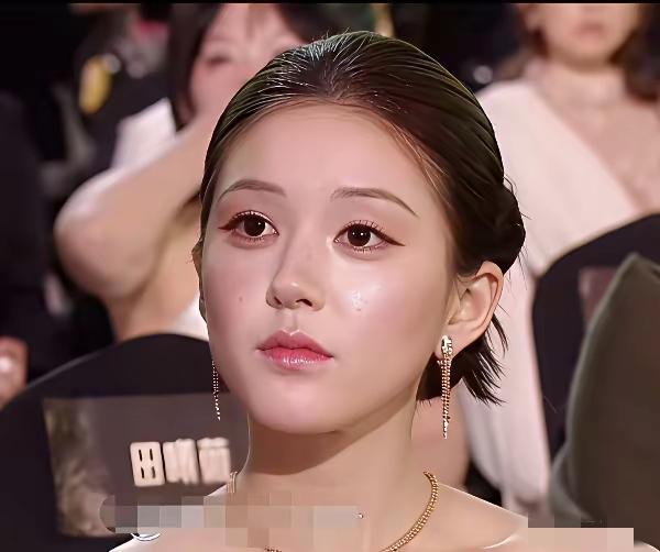 其实赵露思真的可以请个化妆师，倒不是她化妆技术不行，而是她美商有点问题……这