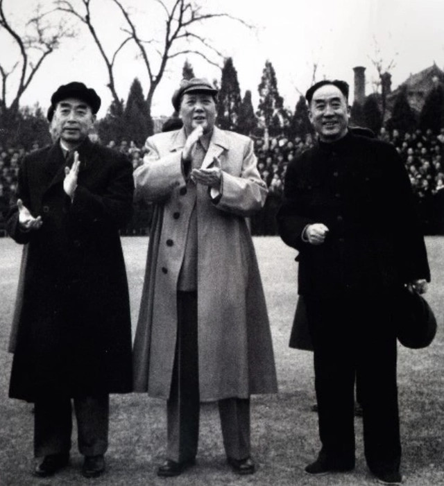 1943年11月，薄一波来到延安，准备参加党的七大，他第一次见到了毛主席，向毛主