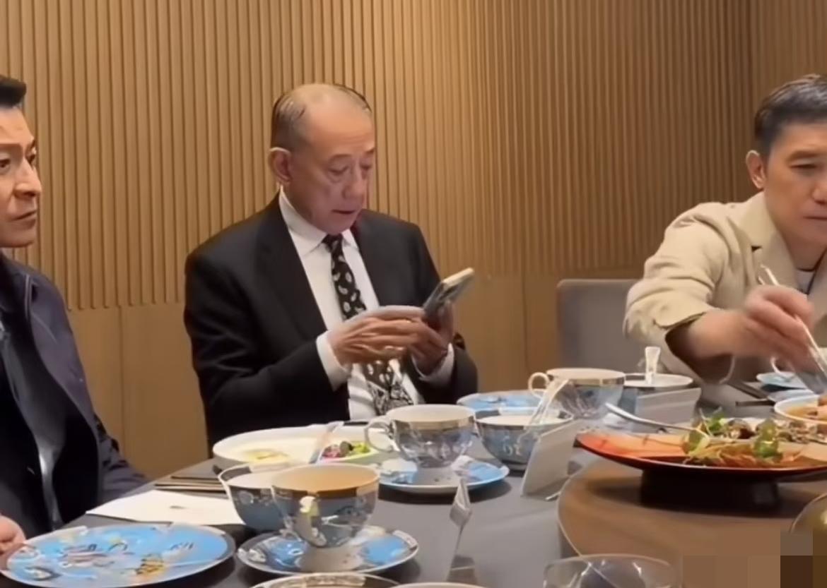 看旁边两个人是谁，就知道这才是真正的大佬！