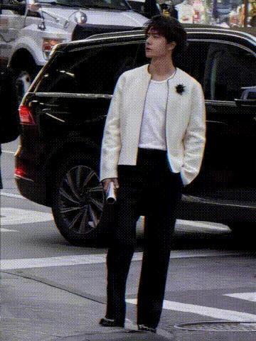 纽约街头偶遇王一博哇新鲜的啵啵也好帅好帅，羡慕偶遇的姐妹！穿得好单薄，看着好冷