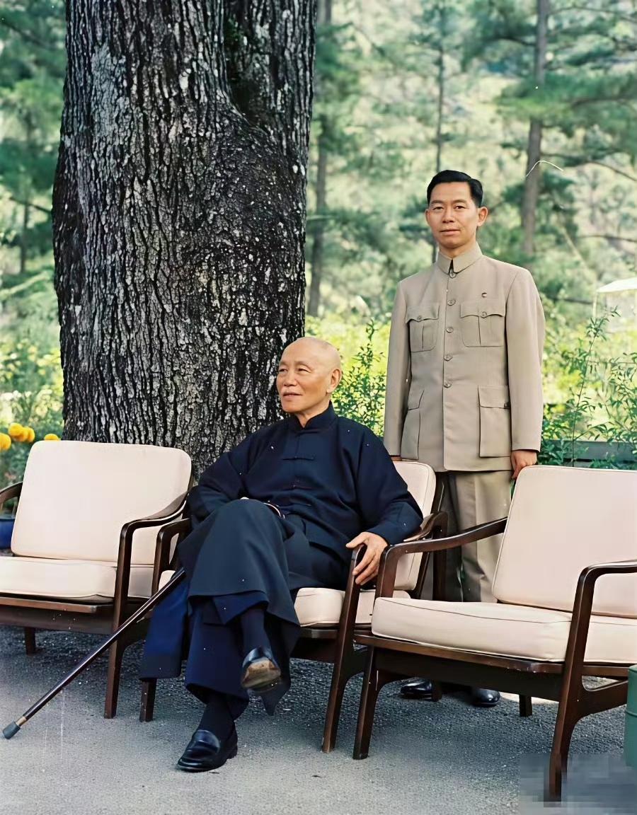 1965年，蒋介石在台北的松山别墅和贴身侍从钱如标合影。钱如标原本是蒋介石的专属