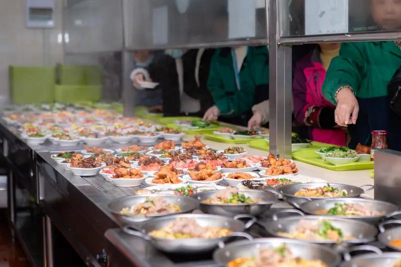 小官大贪现象着实令人愤慨！就拿那所乡镇初级中学来说，多人因“校园餐”腐败问题被查