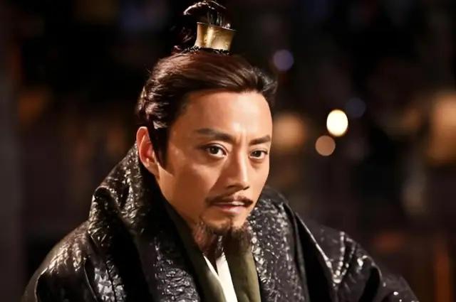 前秦丞相王猛的儿子王皮参与谋反，事败被捕，苻坚当面质问："你父亲是我朝第一功臣，