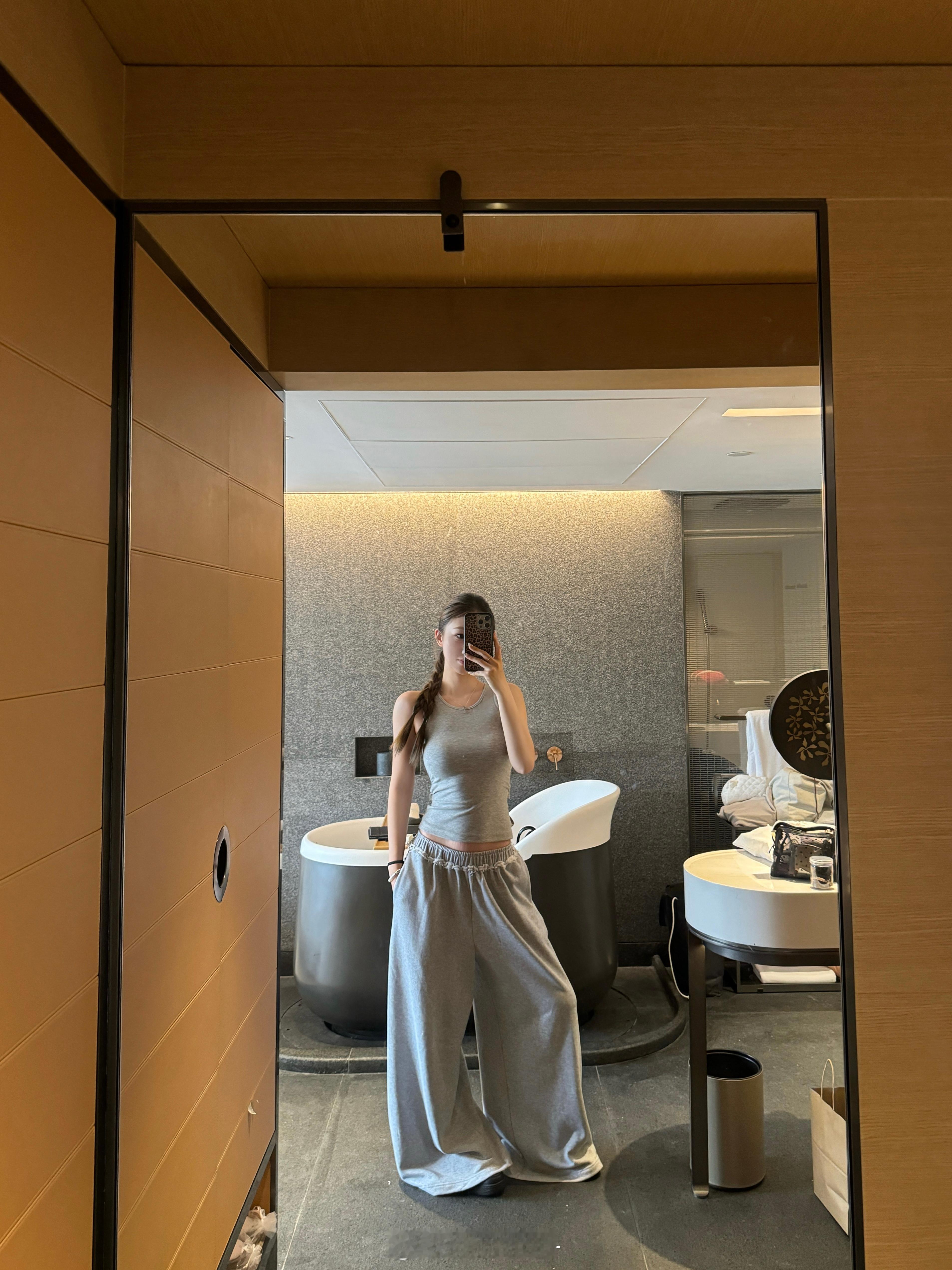 🌸📖看上去简简单单又很舒服好穿的一套～背心后腰是绑带设计很小心机！zp揪